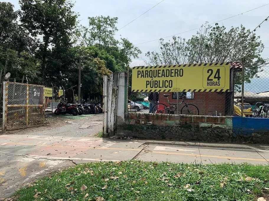 Alquiler Cerca A Clinica Americas Medellin Ark201 By Roots Rentals 0*,  Colômbia
